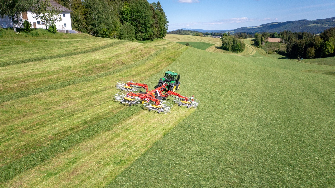 Andaineur à quatre rotors TOP VT 12540 C de PÖTTINGER Andaineur à quatre rotors TOP VT 12540 C de PÖTTINGER